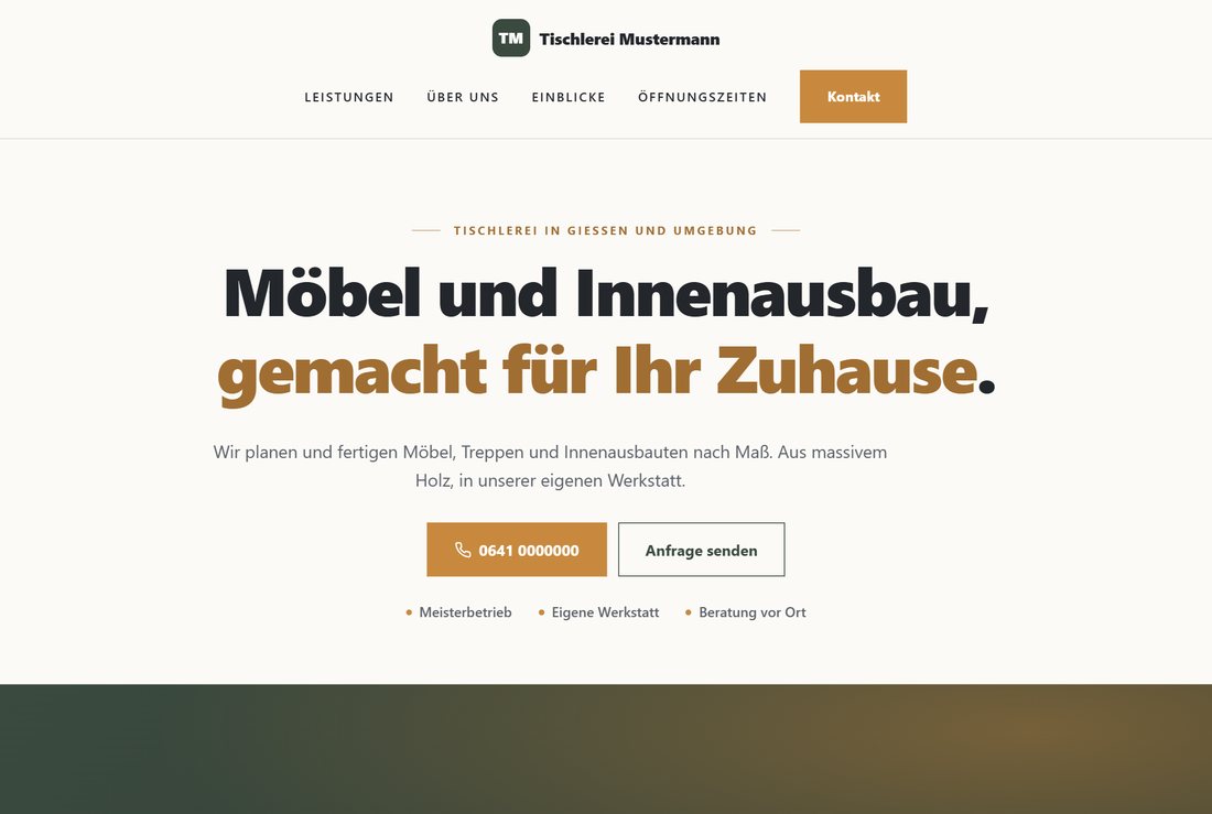 Entwurf für eine Tischlerei: mittig gesetzte Überschrift und ein breites Aufmacherbild über die volle Fensterbreite